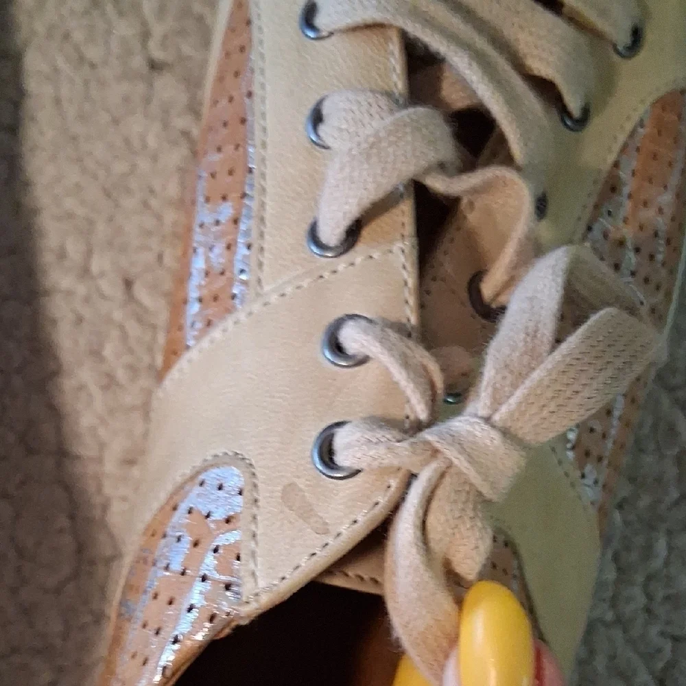 Trask Women's Cream & Silver Metallic Lace-Up Sneakers 9.5